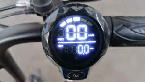 Anzeige-fuer-Batterie-kmh-Reichweite-gefahrene-km-1536x864